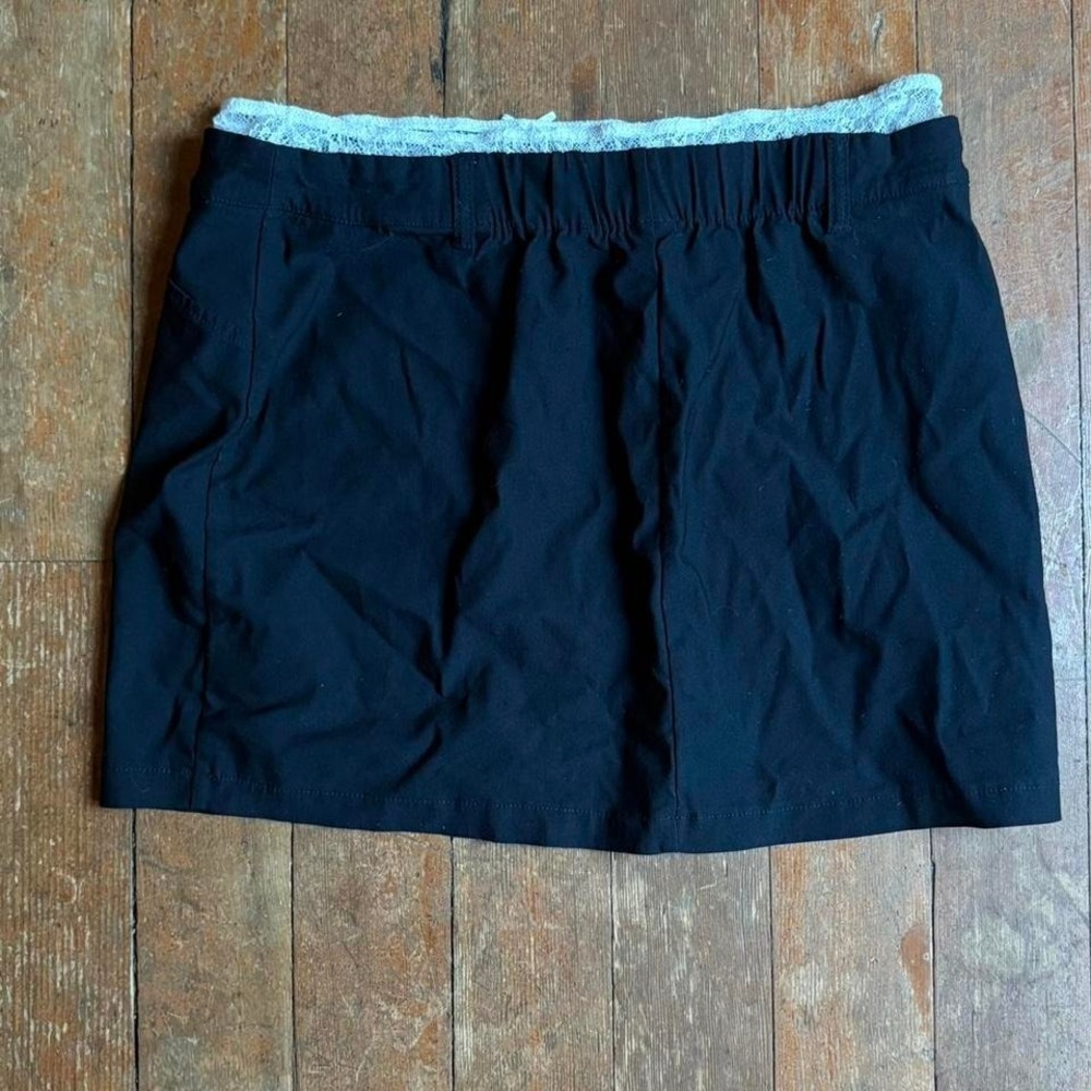 Black‎ mini skirt with white lining